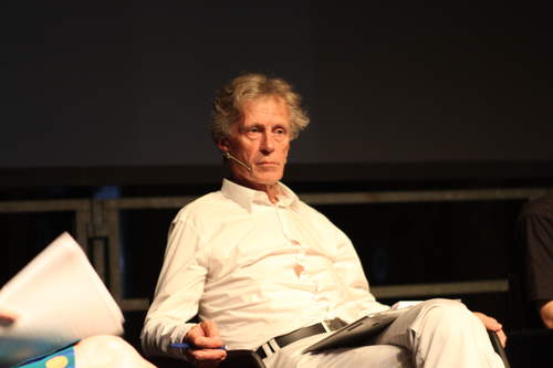 Intelligenza artificiale e rischio estinzione per l’umanità, parla Derrick de Kerckhove: «Tutti possono pensare che sarebbe più sicuro rallentare, ma nessuno vuole essere l’unico o il primo»